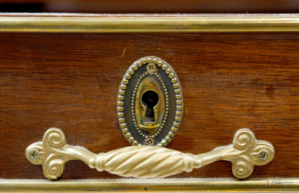 Credenza a doppio corpo in noce, XX secolo, cm 225x149,5x47,5.