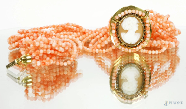 Collana a 14 fili in corallo rosa con ciondolo a cammeo raffigurante profilo di donna, montatura e chiusura in oro 18 kt, peso totale gr. 102,9