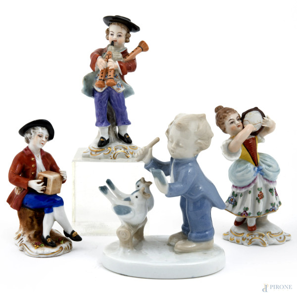 Lotto di quattro statuine in porcellana Capodimonte raffiguranti musicanti, altezza massima cm 11