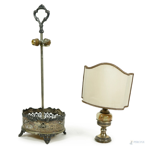 Lotto di due lampade da tavolo in argento e onice, XX secolo, cm h max 48,5,