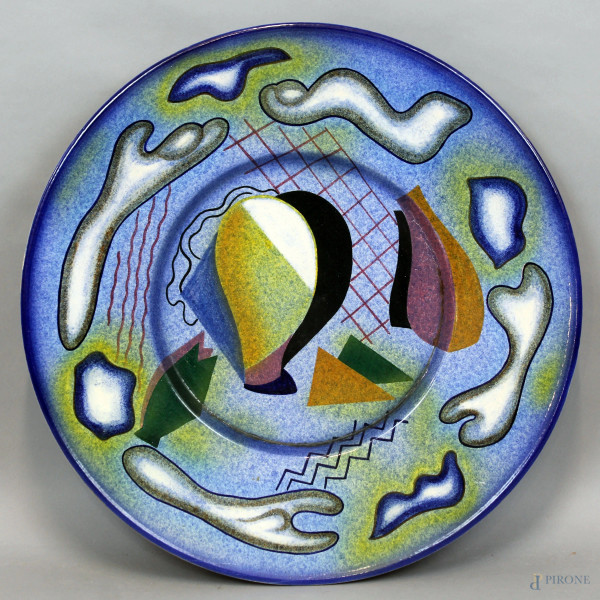 Grande piatto in ceramica policroma e smaltata, diametro cm 60, Castellamonte, XX secolo