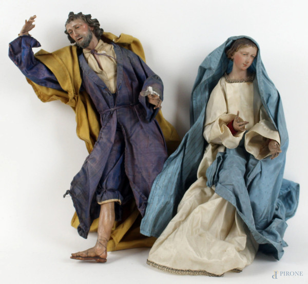 La Vergine e San Giuseppe, sculture da presepe in legno dipinto e tessuti ricamati, alt. cm 33, Napoli, XIX secolo, (difetti).