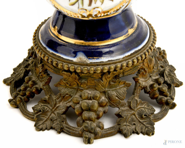 Coppia di lampade a olio elettrificate in porcellana blu con decori oro e figure di gentiluomo e ...