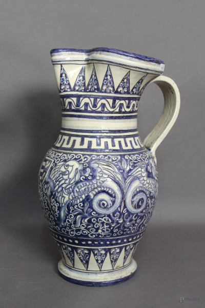 Grande versatoio in ceramica a decoro di aquile, H 51 cm, difetti.