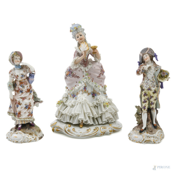 Lotto di tre sculture in porcellana policroma raffiguranti figure in costume, XX secolo, altezza massima cm 20,5, (segni di usura, piccole sbeccature)