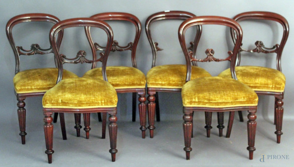 Lotto composto da sei sedie in mogano con schienale intagliato e seduta in velluto giallo, XIX sec.