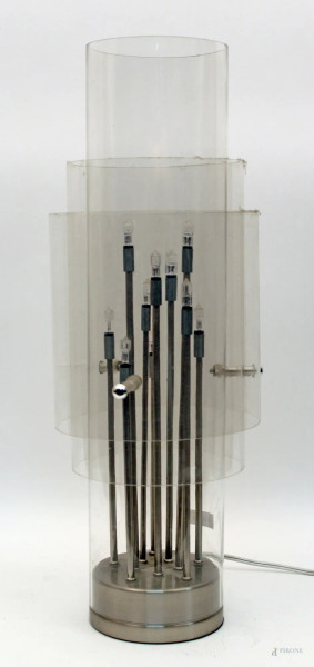 Lampada in design in metallo e plexiglass, H 50 cm.