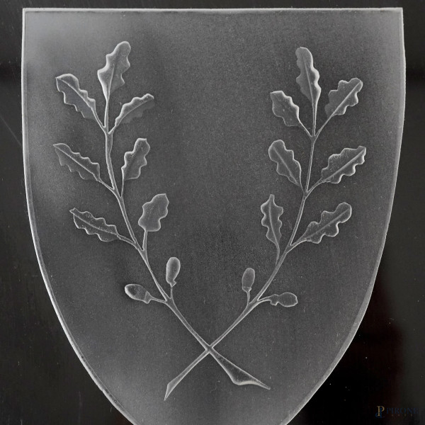 Tavolo in legno intagliato e verniciato con piano in vetro inciso, XX secolo, cm 50x121x121, (dif...