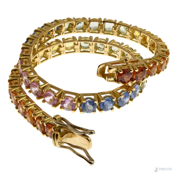 Bracciale tennis in oro 18 kt con zaffiri fancy naturali, peso gr 12,8, ct complessivi 12 (0,18-0,19 cad.), lunghezza cm 17