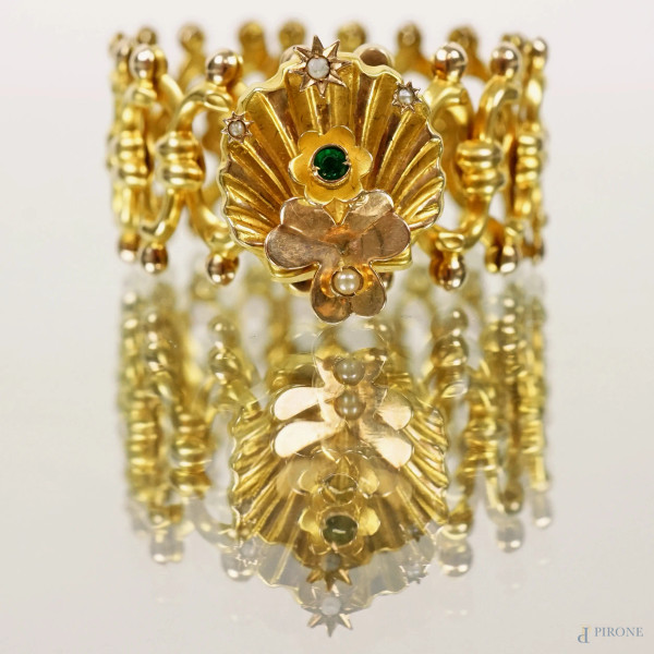 Bracciale stretch in oro 18 kt con applicata conchiglia impreziosita da microperle e pietra pregiata verde, peso gr. 11,8