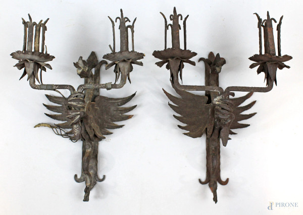 Coppia di appliques a due luci in ferro battuto a motivo di draghi alati,  alt. cm 32, XIX secolo, (difetti e mancanze).