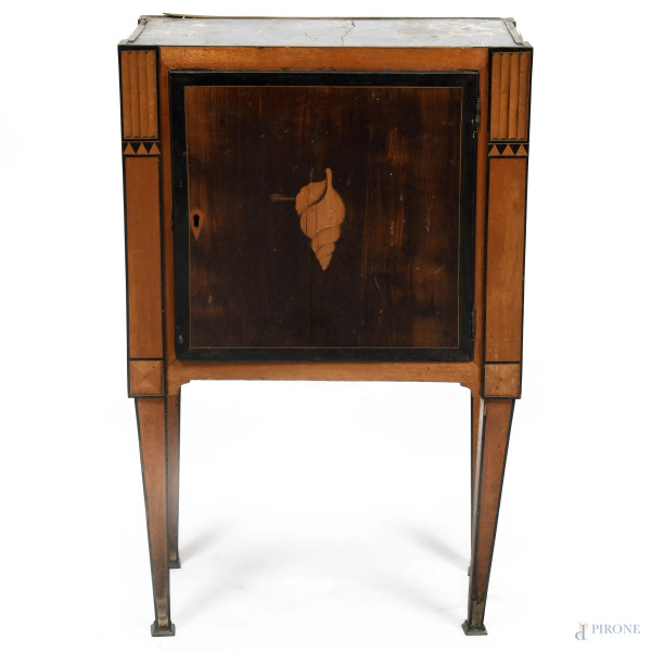 Mobiletto in legno intarsiato in varie essenze con piano in marmo e singola anta celante coppia di cassetti in colonna, XIX secolo, cm 85x54x30 (segni di usura, scalfiture, difetti, parti sostituite)