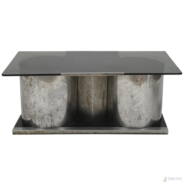 Tavolo bar con struttura in metallo cromato e legno. Piano in vetro fumè rotante, anni Settanta, cm 39x100x49,5, (segni di usura, graffi, difetti)