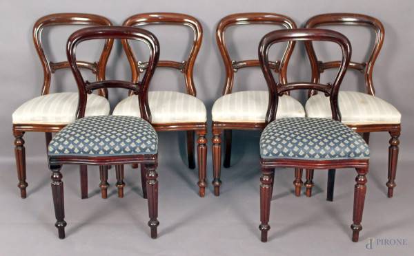 Lotto composto da sei sedie in mogano, con seduta in stoffa chiara di cui due con stoffa blu.