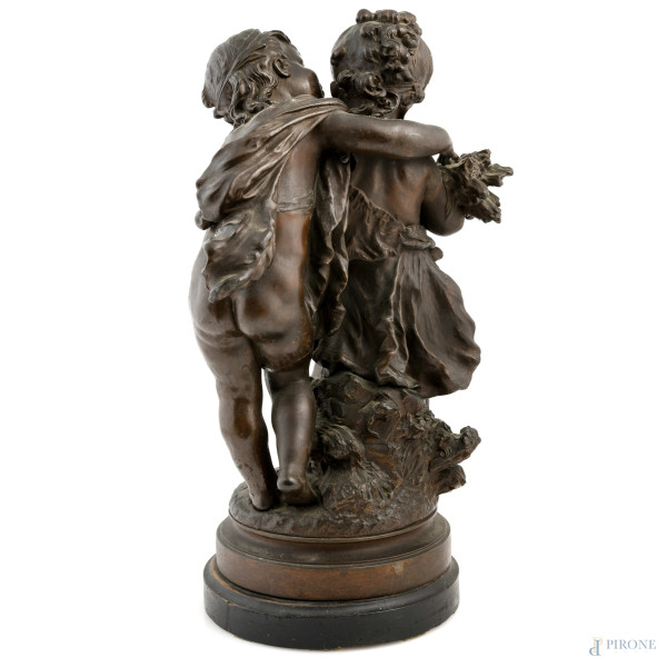 Coppia di fanciulli, scultura in bronzo su base in legno , XX secolo, altezza cm 52, firmato alla...