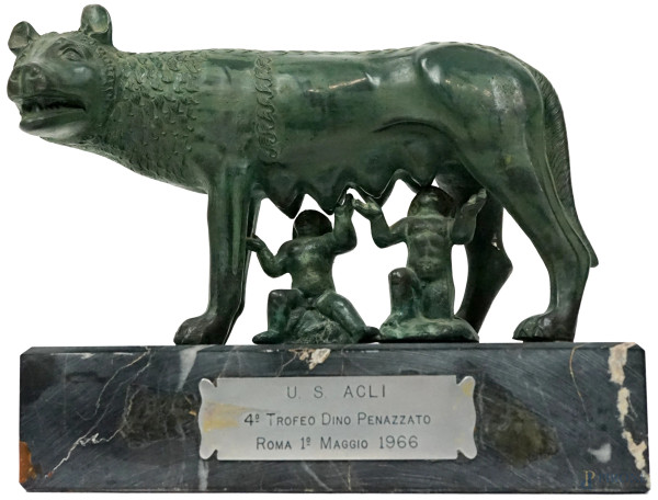 Lupa capitolina, trofeo U.S. Acli, Dino Penazzato, Roma 1° Maggio 1966, scultura in metallo, base in marmo nero, (difetti).