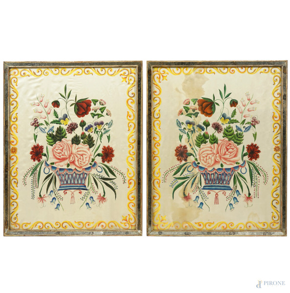 Coppia di stampe su stoffa raffiguranti fiori, inizio XX secolo, cm 61x47,5, entro cornice