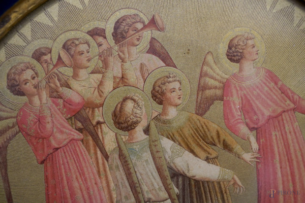 Coppia di stampe policrome su fondo dorato raffiguranti angeli musicanti, XX secolo, diametro cm ...