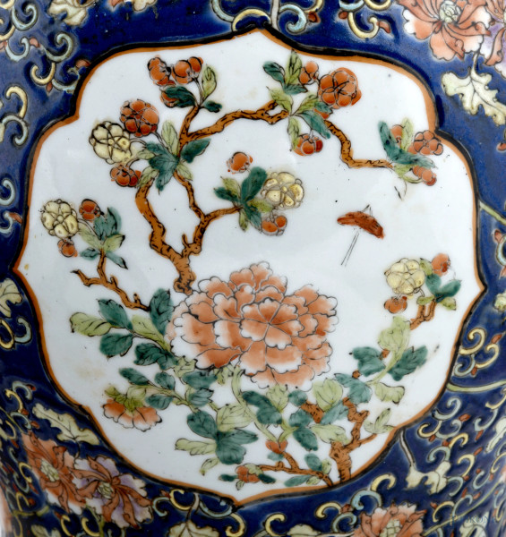 Coppia di cachepot in ceramica policroma con decori floreali a rilievo con coperchi con presa a g...