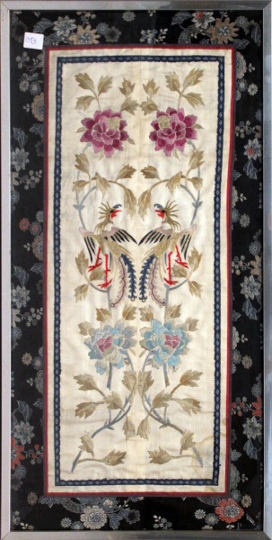 Pannello in seta a decoro di volatili e fiori, Cina, primi &#39;900, cm 61x30, entro cornice.