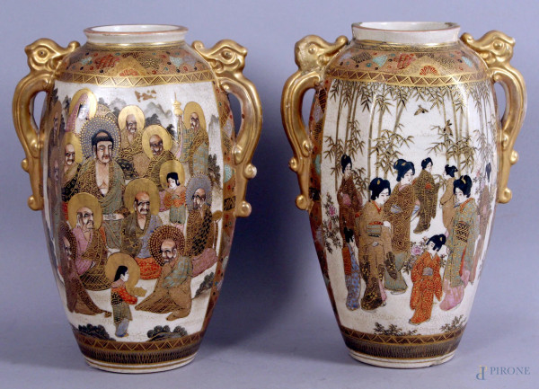Coppia di vasi biansati in porcellana satsuma a decoro di paesaggi con figure, altezza 25 cm, ( un vaso &#232; restaurato).