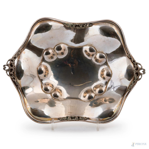 Centrotavola polilobato lavorato a cesello e sbalzo poggiate su quattro piedini in argento 800/000, cm 6,5x28,5x21,5, peso gr 300