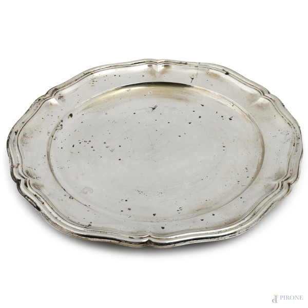 Vassoio in argento 800/000 dal profilo sagomato, XX secolo, diametro cm 37, peso gr 770