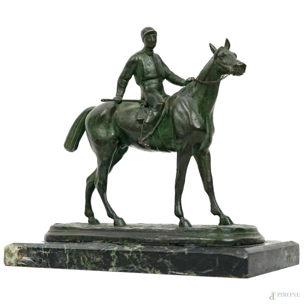 Fantino a cavallo, scultura in bronzo brunito, cm h 19, prima metà del XX secolo, base in marmo (difetti)