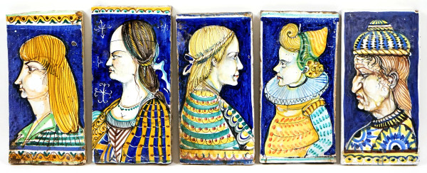 Cinque mattonelle in ceramica policroma raffiguranti profili femminili, cm 30x15x2,5, XX secolo, (difetti)