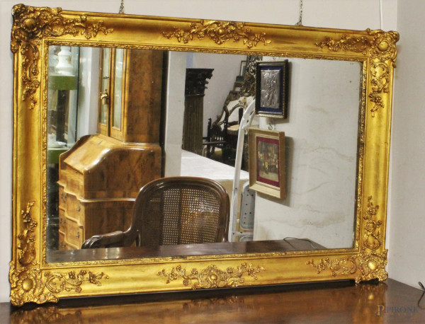 Specchiera di linea rettangolare dorata  in legno e pastiglia, XIX sec, 81x119 cm.