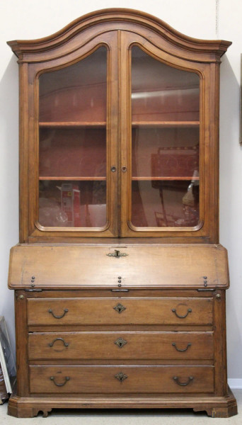 Trumeau in rovere, parte superiore a due sportelli a vetri, parte inferiore a tre cassetti e ribalta celante cassetti e vuoti all&#39;interno, XIX secolo cm. 254x142x63.