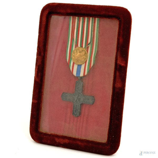 Medaglia in oro 750/000 al merito dell'Ordine dei Cavalieri di Vittorio Veneto, 1963, peso medaglia gr 5,5 (difetti)