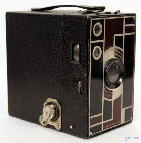 Macchina fotografica Kodak rossa e nera.