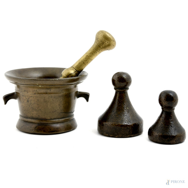 Lotto composto da mortaio, pestello e due pesi in bronzo e bronzo dorato, XX secolo, misure massime cm 16x8x11,5