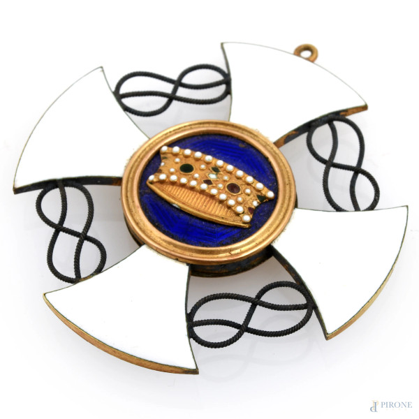 Croce da Cavaliere, Ordine della Corona d'Italia smaltata in bianco e blu con fregi e decorazioni a rilievo, entro cofanetto in similpelle rossa, XX secolo, cm 5x5, (segni di usura)