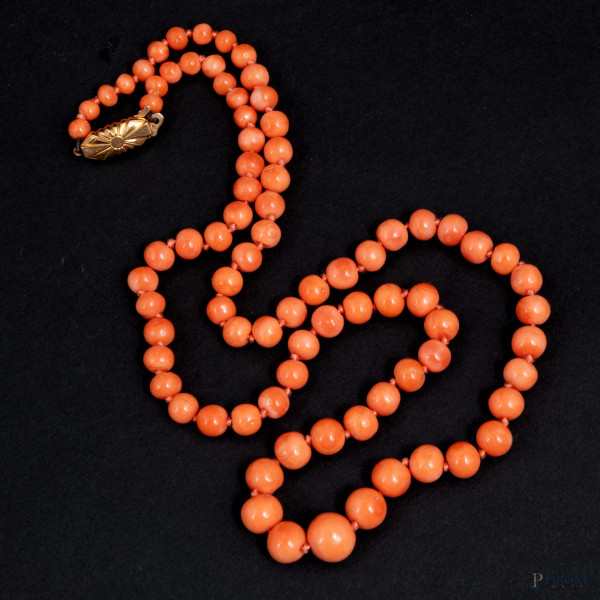 Collana in corallo con chiusura in oro 18kt, punzone 9 VI, lunghezza cm 50