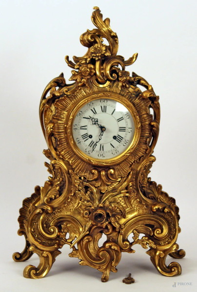 Orologio in bronzo dorato con quadrante in porcellana, h.55 cm