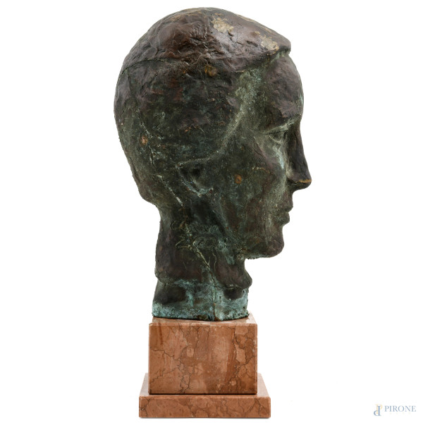 Testa di donna, XX secolo, scultura in bronzo su base in marmo, altezza cm 42, firmata e datata "...