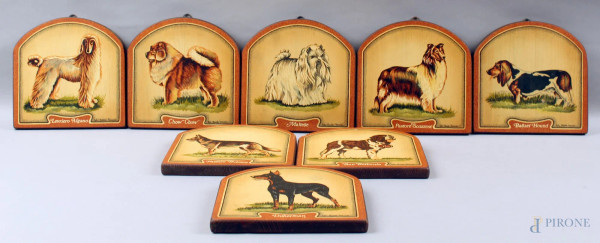Lotto composto da otto tavolette raffiguranti cani, 19,5x20 cm.