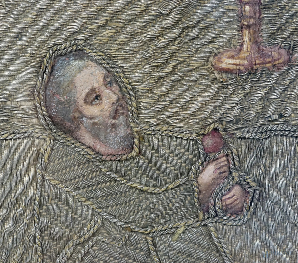 Frammento di paramento sacro raffigurante l'ultima cena, ricamo a fili d'argento su seta rossa, R...
