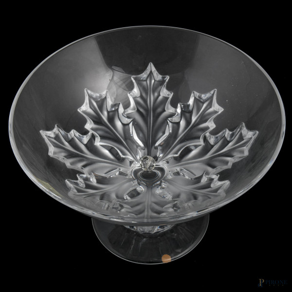 Alzata Lalique con motivi fogliati a rilievo, XX secolo, altezza cm 19, diametro cm 26,5