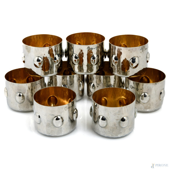 Lotto di 9 bicchieri in argento Brandimarte con decoro a sbalzo e interno vermeil, peso complessivo gr 950, cm 6x7,5
