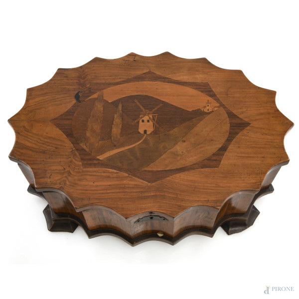 Scatola in legno con intarsio al coperchio raffigurante paesaggio, XX secolo, cm 10x35,5x25, (segni di usura, scalfiture, difetti, assenza di chiave)