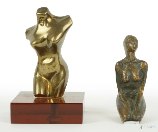 Lotto composto da due sculture in bronzo raffiguranti figure femminili, alt. max cm 9,5, XX secolo
