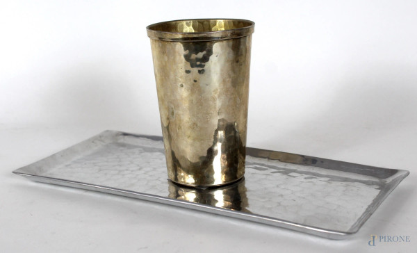 Lotto di un vassoio ed un portapenne in metallo argentato, misure vassoio cm 29x13, misure portapenne cm.12x8
