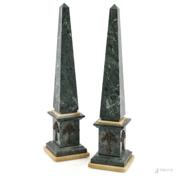 Coppia di obelischi in marmo con inserti in metallo, XX secolo, altezza cm 43, (segni di usura)