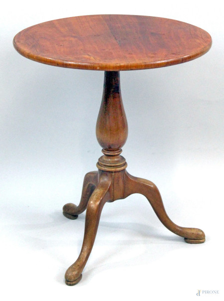 Tavolino da centro in noce, XIX secolo, montante a balaustro poggiante su tre piedi, cm h 53, (segni del tempo).