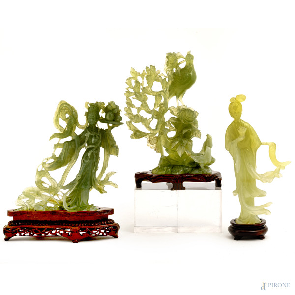 Lotto di tre Guanyin in giada, XX secolo, basi in legno, misura max cm 21x13x6,5 (difetti)