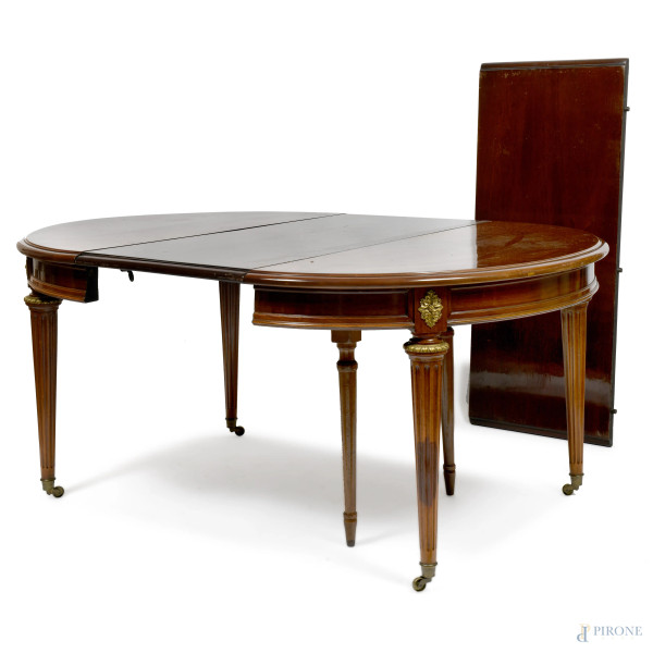 Tavolo tondo in noce allungabile con due prolunghe di larghezza cm 51 cadauna, Francia, XX secolo...