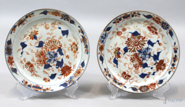 Coppia di piatti in porcellana a decoro floreale, diametro 21,5 cm, Cina inizi XX secolo.